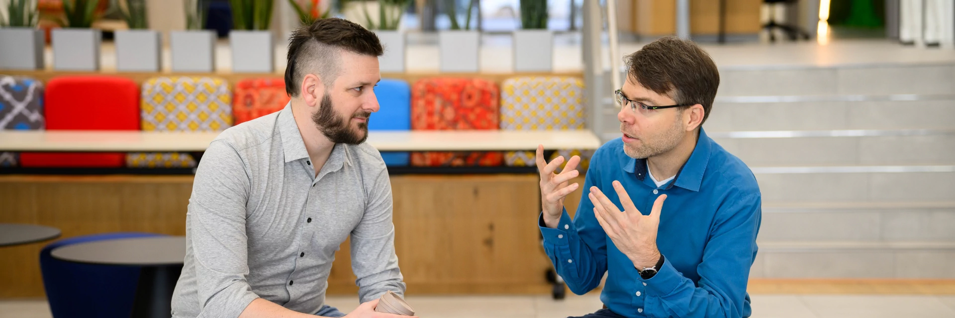 Alex und Hannes sitzend im Gespräch