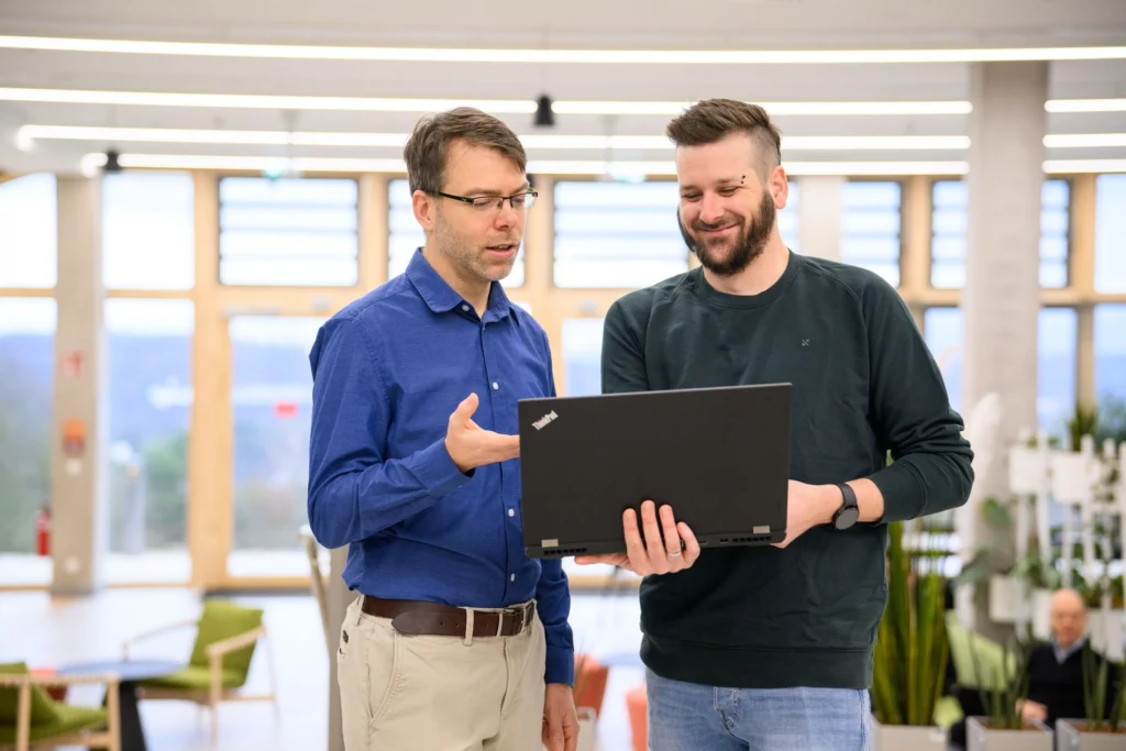 Hannes und Alex stehend im Gespräch